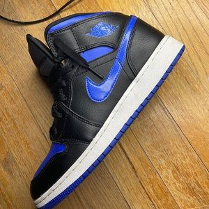 Blue royal Jordan 1 Mids
